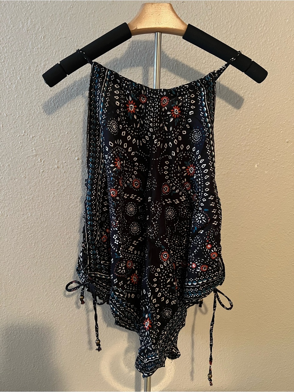Sleeveless Black Bandana Print Handkerchief Hem Camisole - Picture 3 of 8